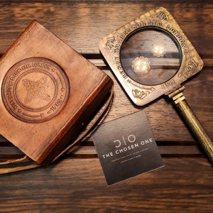 Faltbare Lupe mit Gravur im Vintage-Stil, handgefertigter Artikel / nautisches Geschenk, Tischdekoration, Ledertasche, Taufengeschenk, Messingdekor