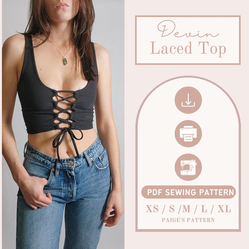 K&ouml;nnte beinhalten: Ein schwarzes Crop-Top mit Schn&uuml;rung vorne. Das Top ist in der Taille gebunden und wird mit einer blauen Jeans getragen. Der Text "Devin Laced Top" ist in einer kursivschriftlichen Schriftart auf rosa Hintergrund geschrieben. Der Text "PDF Sewing Pattern" ist in schwarzer Schrift auf wei&szlig;em Hintergrund geschrieben. Der Text "XS/S/M/L/XL" ist in schwarzer Schrift auf wei&szlig;em Hintergrund geschrieben. Der Text "PAIGE'S PATTERN" ist in schwarzer Schrift auf wei&szlig;em Hintergrund geschrieben.