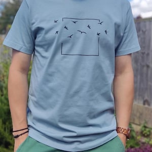Minimalistisch T-shirt met vogels, T-shirt met vliegende vogels, handgezeefdrukt katoenen shirt