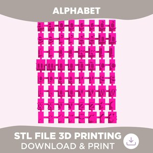 Pode incluir: Um conjunto de ficheiros de impressão 3D em rosa brilhante com as letras minúsculas do alfabeto de a a z, dispostas numa grelha sobre bases retangulares. O conjunto inclui símbolos adicionais como uma estrela, lua, flor e trevo.