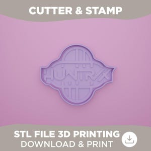 Könnte beinhalten: Ein lila Ausstecher und Stempel mit dem Wort "HUNTRIX" in der Mitte. Der Text "CUTTER & STAMP" steht oben und "STL FILE 3D PRINTING DOWNLOAD & PRINT" unten. Der Hintergrund ist hellviolett.