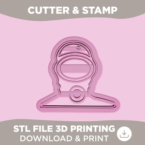 Può includere: Un taglierino e timbro in plastica rosa a forma di persona con elmetto. Il testo "CUTTER & STAMP" è in alto e "STL FILE 3D PRINTING DOWNLOAD & PRINT" è in basso.