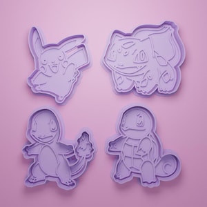 Puede incluir: Cuatro cortadores de galletas morados con personajes populares. El juego incluye Pikachu, Bulbasaur, Charmander y Squirtle. Estos cortadores están diseñados para crear galletas o dulces temáticos, perfectos para los fanáticos de la franquicia.