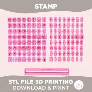 Könnte beinhalten: Rosa Buchstaben- und Symbolstempel mit einem Stempelhalter. Oben steht das Wort "STAMP". Auf dem Stempelhalter steht der Text "STAMPIT". Unten steht der Text "STL FILE 3D PRINTING DOWNLOAD & PRINT".