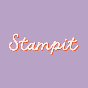 Könnte beinhalten: Das Wort "Stampit" in Schreibschrift, mit weißem Umriss und orangefarbenem Schatten, ist auf einem lavendelfarbenen Hintergrund zentriert. Das Design hat eine Retro- und Vintage-Ästhetik.