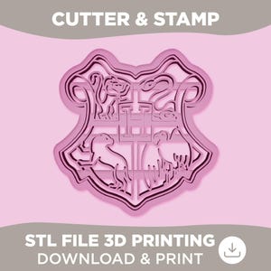Könnte beinhalten: Ein rosa Ausstecher und Stempel mit einem Schilddesign, das einen Löwen, eine Schlange, einen Adler und einen Dachs zeigt. Der Text "CUTTER & STAMP" steht oben und "STL FILE 3D PRINTING DOWNLOAD & PRINT" unten.
