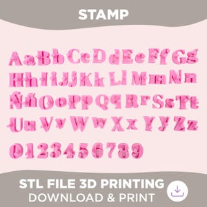 Può includere: Timbri in plastica rosa per l'alfabeto e i numeri per la stampa 3D. Le lettere e i numeri sono in grassetto, con un carattere leggermente arrotondato. La parola "STAMP" è in cima all'immagine. Le parole "STL FILE 3D PRINTING DOWNLOAD & PRINT" sono in fondo all'immagine.