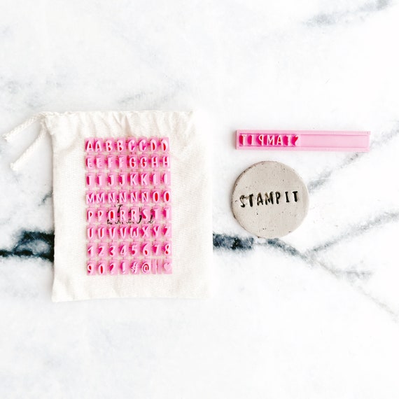 Tampon abécédaire avec typographie personnalisée pour argile et savon