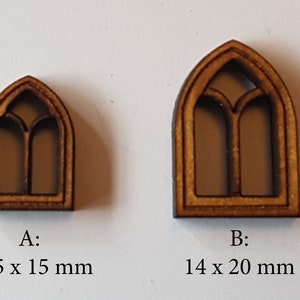 Peut inclure: Deux cadres de fenêtres cintrés en bois avec un design décoratif. Le plus petit cadre mesure 10,5 cm sur 15 cm et le plus grand cadre mesure 14 cm sur 20 cm.