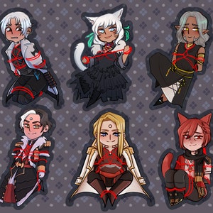 Puede incluir: Seis personajes ilustrados, cada uno atado con una cuerda roja, se representan en un estilo de dibujos animados. Los personajes son un niño de pelo blanco, una niña de pelo blanco y orejas de gato, un hombre de pelo castaño, una niña de pelo rubio, un hombre de pelo castaño y una niña de pelo rojo y orejas de gato. Los personajes llevan todos atuendos diferentes y tienen diferentes expresiones.