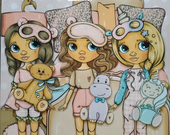 Könnte beinhalten: Ausdruckbare Papierpuppen von drei Mädchen, die Pyjamas tragen und Stofftiere halten. Die Mädchen haben braunes, blondes und braunes Haar. Die Puppen liegen in einem Bett mit Kissen und einer Decke. Der Text "Ausdruckbare Papierpuppen" und "Sofortiger Download" befindet sich oben im Bild. Der Text "PDF" befindet sich in einem roten Kasten.