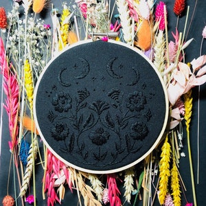New Moon Stickpackung, DMC, Handarbeitspackung, Stickmuster, Stickpackung für Anfänger, moderne Stickerei, Stickset für die Wand