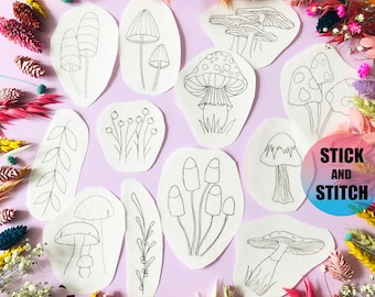 Op de afbeelding: Een set van 10 printbare borduurpatronen voor paddenstoelen. De patronen zijn op wit papier met zwarte contouren. De patronen omvatten verschillende soorten paddenstoelen, waaronder een groep paddenstoelen, een enkele paddenstoel met een dop en een paddenstoel met een steel.