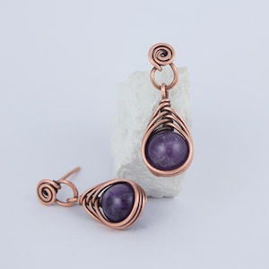 Orecchini a spina di pesce in ametista-orecchini a perno avvolti in filo-gioielli con pietre preziose-gioielli in rame