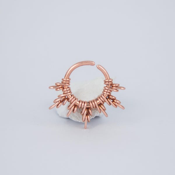 Perforación del tabique nasal con forma de llamarada: anillo de cobre para la nariz, anillo de tabique nasal hecho a mano, cobre macizo