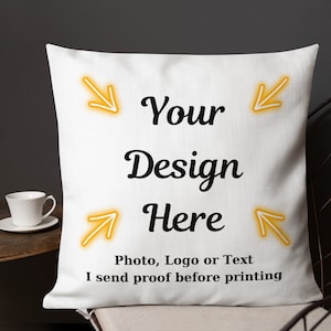 K&ouml;nnte beinhalten: Wei&szlig;es quadratisches Kissen mit dem Text "Your Design Here" in schwarzer Schrift. Das Kissen hat auch den Text "Photo, Logo or Text I send proof before printing". Gelbe Pfeile zeigen auf den Text. Eine wei&szlig;e Teetasse ist im Hintergrund zu sehen.