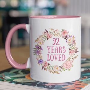 Becher 92 Geburtstag für Frauen, 92 Jahre geliebt, 92 und fabelhaft, Becher 92 Geburtstag, 92 Jahre alte weibliche Geschenkidee, Geburtstagsbecher für Sie