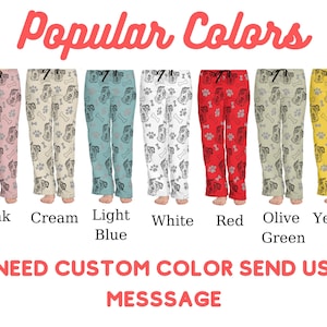 Op de afbeelding: Een set pyjama's met een hondenprint in verschillende kleuren, waaronder roze, cr&egrave;me, lichtblauw, wit, rood, olijfgroen en geel. De tekst "Popular Colors" staat bovenaan de afbeelding. De tekst "NEED CUSTOM COLOR SEND US MESSAGE" staat onderaan de afbeelding.