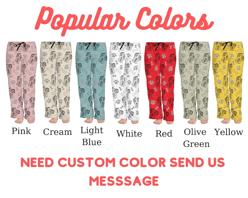 Op de afbeelding: Een set pyjama's met een hondenprint in verschillende kleuren, waaronder roze, cr&egrave;me, lichtblauw, wit, rood, olijfgroen en geel. De tekst "Popular Colors" staat bovenaan de afbeelding. De tekst "NEED CUSTOM COLOR SEND US MESSAGE" staat onderaan de afbeelding.