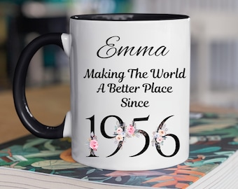 Taza personalizada para 70 cumpleaños, "Hacemos del mundo un lugar mejor desde 1956", taza de flores silvestres para mujer, regalo para 70 cumpleaños.