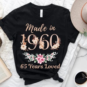 65. Geburtstags-Shirt, hergestellt im Jahr 1960 65 Jahre geliebtes Frauen-T-Shirt, 65. Geburtstagsfeiergeschenk für Frauen, kundenspezifisches 65. Geburtstags-Blumen-Sweatshirt