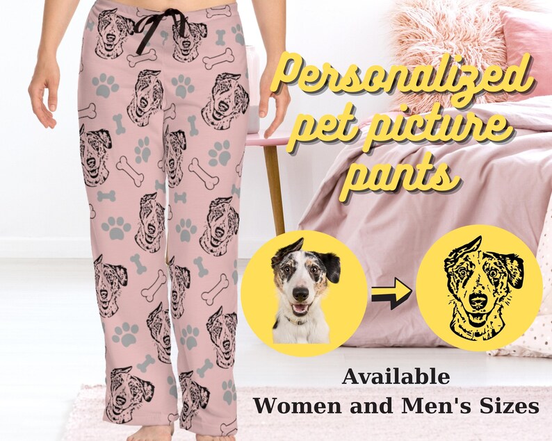 Op de afbeelding: Roze pyjamabroek met een herhalend patroon van een hondenkop, poot afdrukken en botvormen. De hondenkop is zwart-wit. De tekst "Gepersonaliseerde huisdierfoto broek" staat in de rechterbovenhoek van de afbeelding. De tekst "Beschikbaar in dames- en herenmaten" staat in de rechterbenedenhoek van de afbeelding.