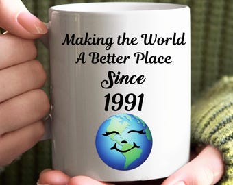 Taza "Hacer del mundo un lugar mejor desde 1990", taza de 35.º cumpleaños para mujer y hombre, taza personalizada para mujer, feliz 35.º cumpleaños, nacido en 1990