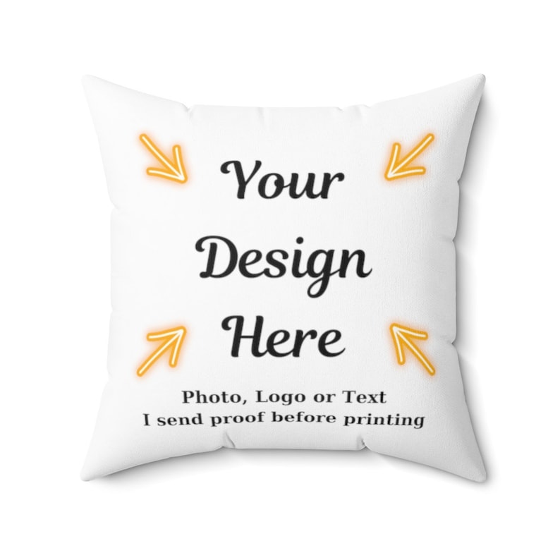K&ouml;nnte beinhalten: Wei&szlig;es quadratisches Kissen mit dem Text "Your Design Here" in schwarzer Schrift. Der Text "Photo, Logo or Text" steht unter dem Haupttext. Orangefarbene Pfeile zeigen auf den Text.