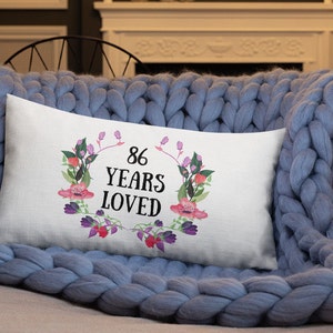 86 Jahre Geliebtes Kissen, personalisiertes Oma Kissen für 86., personalisiertes Geburtstagskissen, 86 und fabelhaft, fabelhaft mit 86, Geschenk für Oma