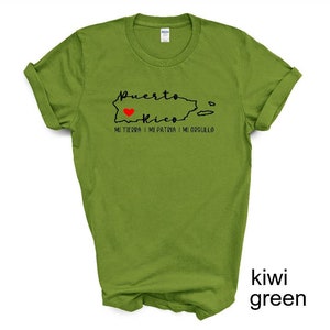 Puede incluir: Una camiseta verde kiwi con un contorno negro de Puerto Rico y el texto "Puerto Rico Mi Tierra Mi Patria Mi Orgullo" con un coraz&oacute;n rojo en el medio de la isla.