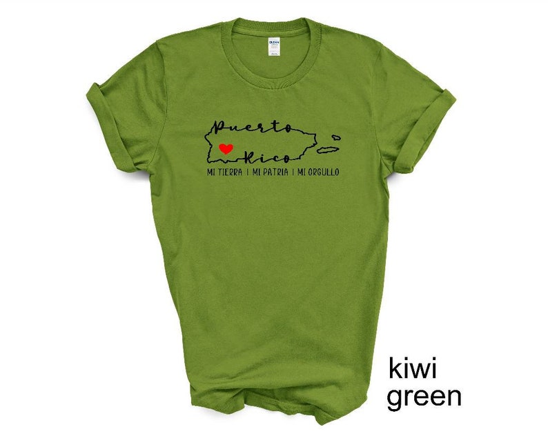 Puede incluir: Una camiseta verde kiwi con un contorno negro de Puerto Rico y el texto "Puerto Rico Mi Tierra Mi Patria Mi Orgullo" con un coraz&oacute;n rojo en el medio de la isla.