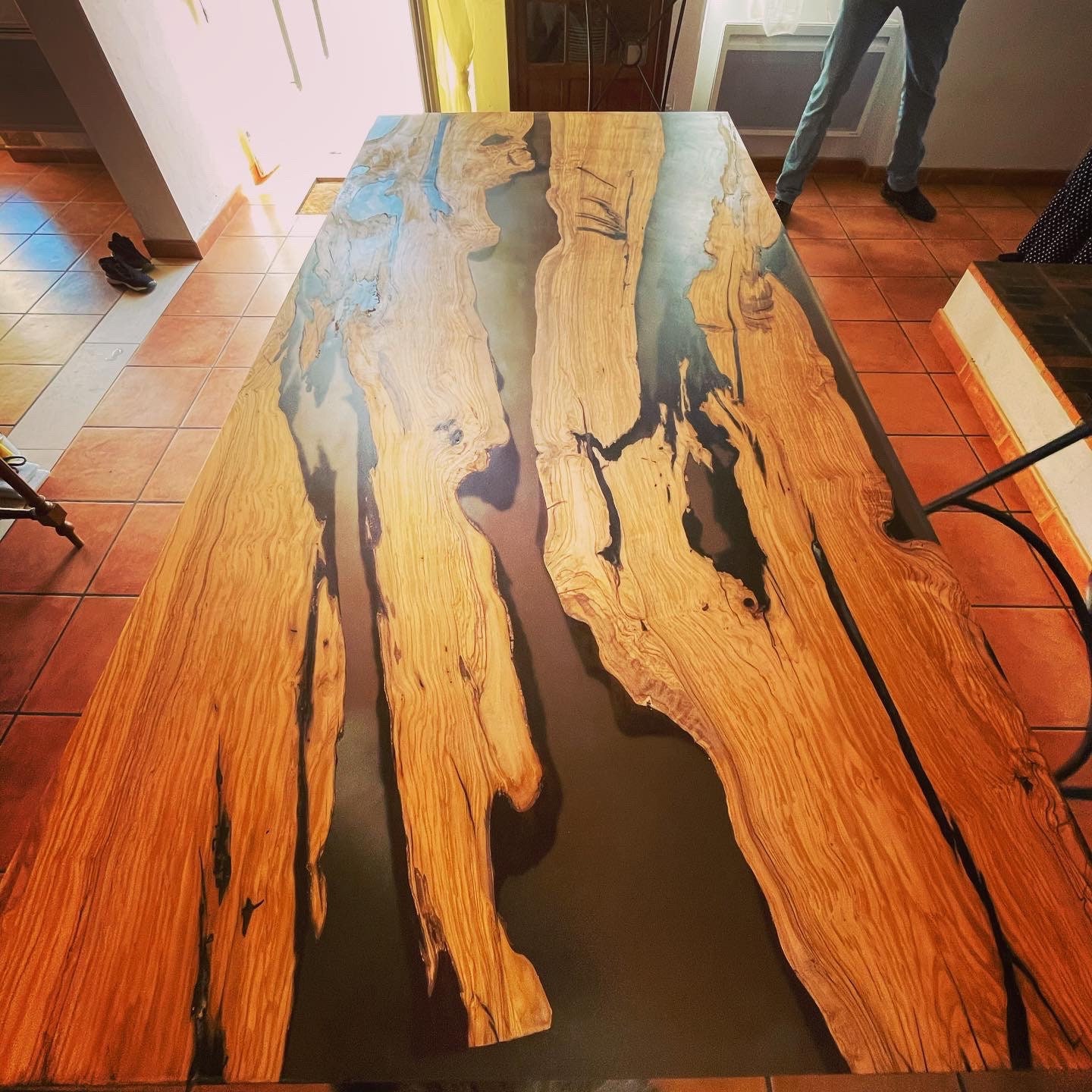 Table à Manger en Olivier et Résine Epoxy sur Mesure