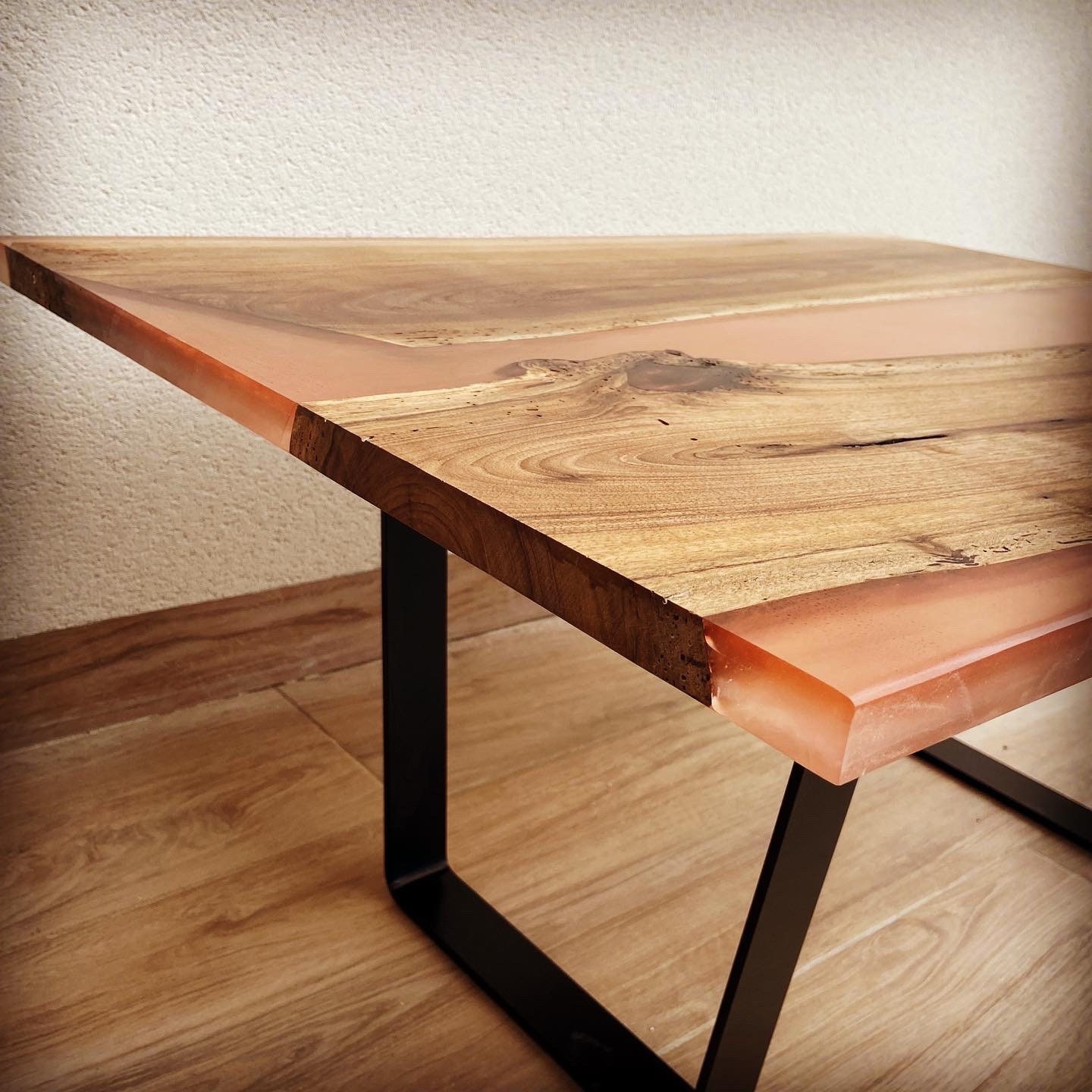 Table Basse en Bois Noyer, Résine Epoxy et Pieds Métal Noir