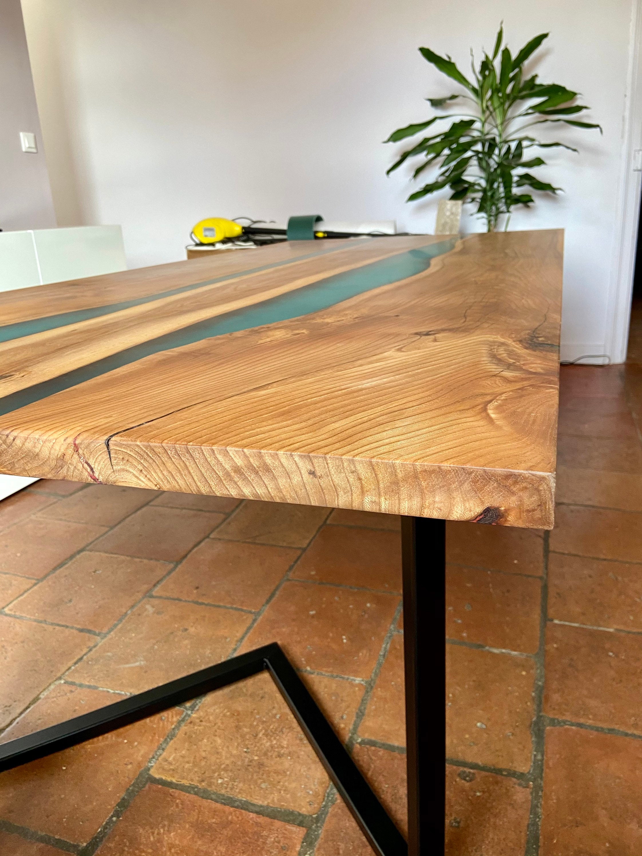 Table à Manger en Ormeau et Résine Turquoise