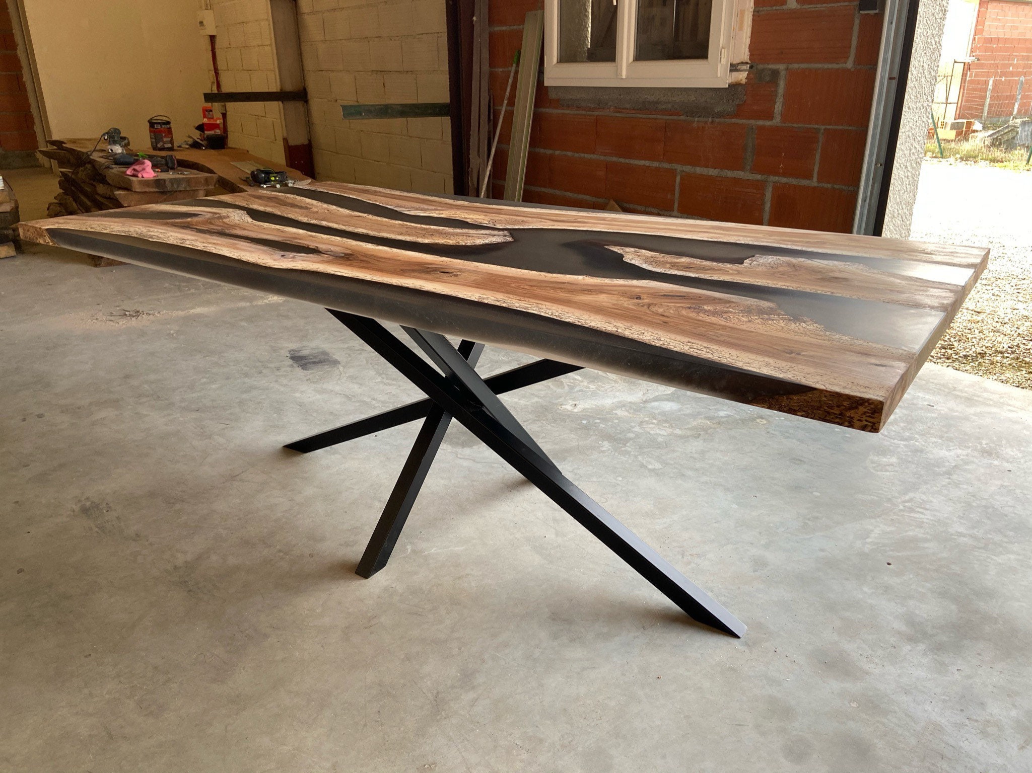 Table à Manger en Noyer et Résine Grise Semi Transparente