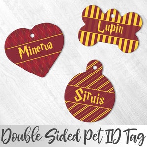 Puede incluir: Tres etiquetas de identificación para mascotas de doble cara con temática de Harry Potter. Las etiquetas tienen forma de corazón, hueso y círculo. La etiqueta en forma de corazón es roja con detalles dorados y dice "Minerva". La etiqueta en forma de hueso es amarilla y roja con detalles dorados y dice "Lupin". La etiqueta circular es roja con detalles dorados y dice "Sirius".