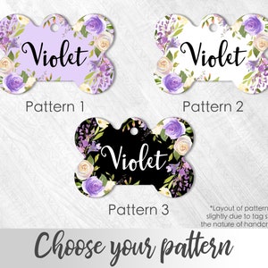 Puede incluir: Tres patrones diferentes para una placa de perro con el nombre "Violet" en ella. Los patrones presentan un fondo morado, blanco y negro con dise&ntilde;os florales.
