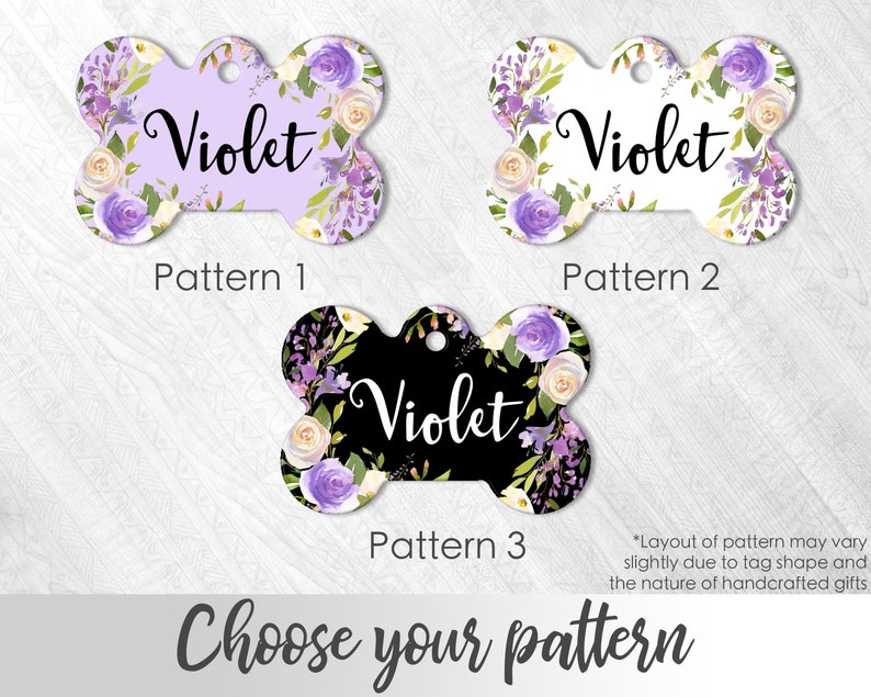 Puede incluir: Tres patrones diferentes para una placa de perro con el nombre "Violet" en ella. Los patrones presentan un fondo morado, blanco y negro con dise&ntilde;os florales.