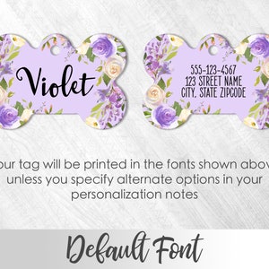 Puede incluir: Una placa de identificaci&oacute;n para perro de color morado y blanco con flores, el nombre "Violet" y espacio para un n&uacute;mero de tel&eacute;fono, una direcci&oacute;n, una ciudad, un estado y un c&oacute;digo postal.