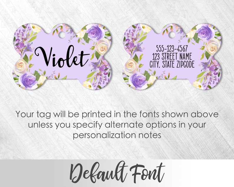 Puede incluir: Una placa de identificaci&oacute;n para perro de color morado y blanco con flores, el nombre "Violet" y espacio para un n&uacute;mero de tel&eacute;fono, una direcci&oacute;n, una ciudad, un estado y un c&oacute;digo postal.