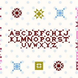 以下が含まれることがあります： ダークレッドのピクセルフォントでAからZまでの文字が並ぶデジタルアルファベットサンプラー。文字の周囲には、ピンク、赤、青、オリーブグリーンの色合いの様々な幾何学的なキルトブロックのモチーフが、クリーム色の背景に配置されています。