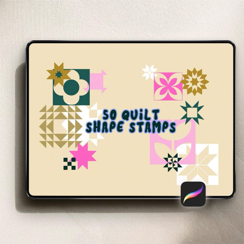 Op de afbeelding: Digitale illustratie op een tablet met kleurrijke geometrische vormen en de tekst "SO QUILT SHAPE STAMPS". Het ontwerp bevat roze, groene, gouden en witte elementen, met een Procreate app-icoon. Thema: quilten.
