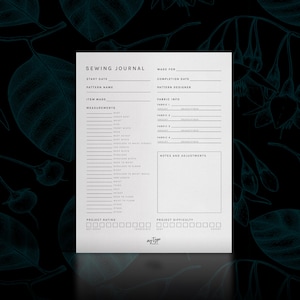 Könnte beinhalten: Ein weißes Nähjournal mit dem Text "SEWING JOURNAL". Es enthält Abschnitte für Maße, Stoffinformationen und Notizen. Der Hintergrund ist ein dunkelblaugrünes Blumenmuster.
