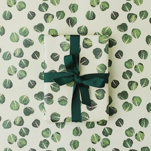 Carta da regalo natalizia riciclata con cavoletti di Bruxelles e set di etichette regalo piantabili