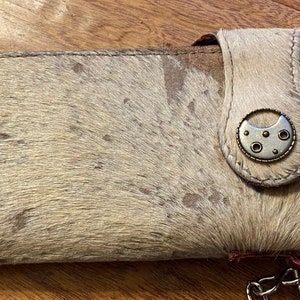 Piel casera sobre cartera de cuero con cierre de concha lunar plateada. Características de cadena y bucle también. ¡Un gran regalo! ¡Único en su clase!