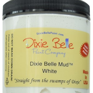 Op de afbeelding: Een witte pot Dixie Belle Mud verf, met het label "Dixie Belle Mud TM White" en "Straight from the swamps of Dixie". De pot is gemaakt in de VS en is gelabeld met "Easy Peasy Paint".