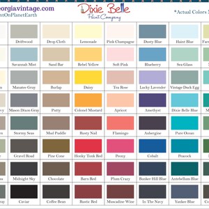 K&ouml;nnte beinhalten: Eine Farbkarte mit 60 Farben der Firma Dixie Belle Paint Company. Die Farben sind in Reihen und Spalten angeordnet, wobei jede Farbe einen Namen darunter hat. Die Karte hat einen wei&szlig;en Hintergrund mit einem blauen Sternenmuster.