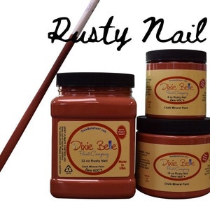 K&ouml;nnte beinhalten: Drei Gl&auml;ser mit Rusty Nail Kreide-Mineralfarbe von Dixie Belle Paint Company. Die Gl&auml;ser sind 8 oz, 16 oz und 32 oz gro&szlig;. Die Farbe ist rotbraun. Die Gl&auml;ser haben ein wei&szlig;es Etikett mit schwarzem Text. Das Etikett lautet "Dixie Belle Paint Company" und "Rusty Nail Zero VOC's Chalk Mineral Paint".