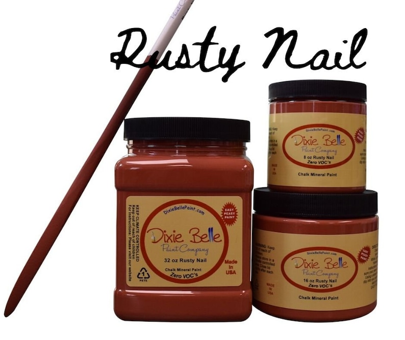 K&ouml;nnte beinhalten: Drei Gl&auml;ser mit Rusty Nail Kreide-Mineralfarbe von Dixie Belle Paint Company. Die Gl&auml;ser sind 8 oz, 16 oz und 32 oz gro&szlig;. Die Farbe ist rotbraun. Die Gl&auml;ser haben ein wei&szlig;es Etikett mit schwarzem Text. Das Etikett lautet "Dixie Belle Paint Company" und "Rusty Nail Zero VOC's Chalk Mineral Paint".