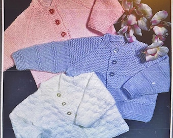 Modèle de tricot de cardigans pour bébé pour 3 cardigans. Tour de poitrine en tricot double 19-21 pouces